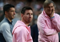 Messi trải qua chuyến du đấu đáng quên chưa từng có: Không thể so tài cùng Ronaldo, bị fan bất bình đòi tiền vé
