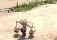 Cha vác 200 bao cát mỗi ngày nuôi con đỗ Thanh Hoa, cuộc sống hiện tại của cậu con trai ra sao? 