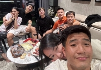 Hội cầu thủ ăn tất niên tại nhà Văn Hậu - Hải My: Gia chủ ôm nhau tình tứ, có Quang Hải nhưng thiếu một người đặc biệt