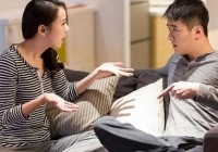 Không muốn mất mặt trước các anh chị, tôi muốn biếu bố mẹ 10 triệu nhưng câu nói của chồng làm tôi đau tê tái