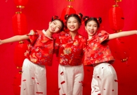 Chị em mẫu nhí sinh ba Tam Bảo rạng rỡ trong bộ ảnh đón xuân