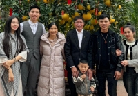 Đoàn Văn Hậu diện vest bảnh bao, Doãn Hải My mặc áo dài thướt tha chụp ảnh tết với gia đình chồng