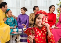 Tình huống 'ngượng chín người' của nhiều ông bố bà mẹ 'mùa nhận lì xì' của các con: Chê tiền ít ngay trước mặt người tặng, làm sao bây giờ?