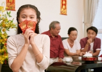 Vì phong bao lì xì bố mẹ chồng cho các cháu mà tôi suýt đôi co với ông bà trong ngày đầu năm mới
