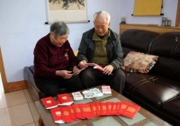 Người mẹ miền Bắc đưa con vào Nam ăn Tết, khi về đến nhà, mở phong bì lì xì ra thấy tổn thương, nghe giải thích mới vỡ lẽ