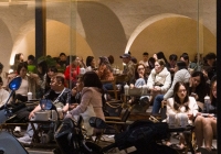 Giới trẻ Đà Nẵng tấp nập du xuân, các hàng cà phê đông nghịt người