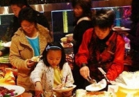 Ăn xong buffet túi áo bỗng căng phồng, cô bé 7 tuổi bị nhân viên nghi trộm đồ về: Sau khi kiểm tra, cả nhà hàng phải khóc
