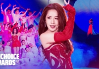 Chi Pu gây choáng khi diễn lơ lửng trên độ cao 3,5m trong Đóa Hoa Hồng Showbiz 