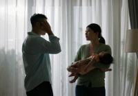 Chồng đòi ly dị vì vợ kiên quyết đòi ở nhà bế con không chịu đi làm, nghe đã thấy giận nhưng biết lý do dân mạng lại ủng hộ