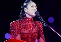 Diễn ca khúc thắng Grammys tại Super Bowl nhưng Alicia Keys 4 lần bị crack giọng, bể ngay từ nốt cao đầu tiên!
