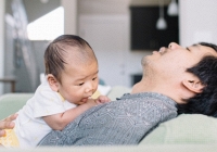Ngày càng nhiều ông bố 'nghỉ thai sản' để ở nhà chăm con chia sẻ gánh nặng cùng vợ, nhưng các bà mẹ chưa chắc đã vui, vì sao thế?