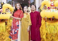 Vợ chồng đạo diễn Hoàng Nhật Nam – Phạm Kim Dung lì xì cho dàn hoa, á hậu đình đám