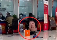 Người phụ nữ quỳ xin được 'chen hàng' để gửi tiết kiệm tiền mừng tuổi 7,4 triệu đồng của con trai, dân mạng thấy khó hiểu: 'Vì đâu đến nỗi?'