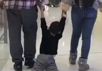 Bà mẹ bị 'ném đá' vì dùng dây trói con lại để khỏi chạy lung tung, đã thế còn rao giảng đạo lý