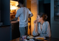 Khách tới chơi dự định ở lại ăn tối nhưng vừa nhìn phòng bếp của vợ tôi đã suýt 'chạy mất dép'