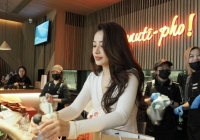 Chi Pu rạng rỡ trong ngày khai trương quán phở thứ 2, các fan ở Trung Quốc rần rần tới ủng hộ