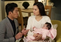 Nửa đêm, giật mình không thấy chồng con đâu, tôi chạy ra phòng khách thì ứa nước mắt với cảnh trước mặt