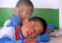 Đang ngủ gật thì giáo viên bước vào lớp, cậu bé tiểu học vội... tát bạn để 'báo động': Xem qua điện thoại mà còn thấy rát má!