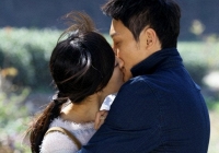 Sao nam cứ đóng phim với ai là xin thêm cảnh hôn người đó, lúc diễn cùng vợ lại 'không dám' vì 1 lý do