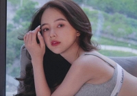 Hot girl ảnh thẻ xinh như búp bê, khoe vóc dáng U30 đầy cuốn hút 