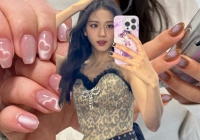 7 mẫu nail đẹp nức nở: Jisoo khởi xướng 1 xu hướng, hay ho nhất là cái tên 'dải ngân hà' 