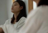 Đến nhà tôi chơi, chị chồng vào thẳng phòng ngủ rồi đưa cho cả túi vàng gom góp hơn chục năm qua