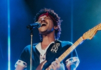 Lý do Bruno Mars phải đi tour cật lực ở Châu Á: Phải kiếm tiền trả nợ vì cờ bạc?