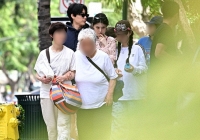 Dispatch công bố hình ảnh hẹn hò của Han So Hee và Ryu Jun Yeol ở Hawaii