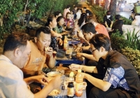 Lạ mà thương: Ăn bánh mì chảo không cần trả tiền, khách ngồi đông kín vỉa hè Sài Gòn