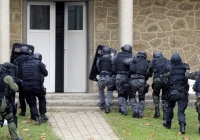 Ập vào nhà truy bắt cụ bà vì tin theo chiếc iPhone, cảnh sát kinh hoàng, phải bồi thường 99 tỷ