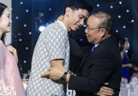 Hội ngộ tại đám cưới Quang Hải, thầy Park Hang-seo ôm Đoàn Văn Hậu, hỏi thăm chuyện Doãn Hải My mang bầu
