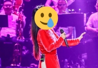 Một nữ Diva từng hát sai lời khi đứng chung với loạt giọng ca kỳ cựu, phải tự trừ tiền cát xê để nhận lỗi!