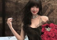 U40 của 'đệ nhất hot girl' Tâm Tít: Sống hưởng thụ như bà hoàng, nhan sắc đảo ngược lão hoá gây khó hiểu