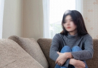 Ngã quỵ khi đọc tin nhắn của bạn trai với người phụ nữ lớn tuổi trong công ty