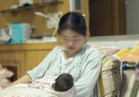 Mới ở cữ được 2 tuần mà em đã muốn phát điên với những quy tắc của mẹ chồng