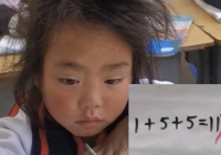 Con làm bài toán 1+5+5=11 bị gạch sai, phụ huynh 'tăng xông' yêu cầu giáo viên giải thích và cái kết không thể 'đắng' hơn