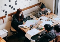 Đang 'tám' với bạn trong quán cà phê thì bị nhắc 'im lặng để người ta làm việc': Rốt cuộc làm gì ở quán cà phê mới đúng?