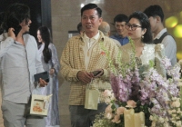 HLV Hoàng Anh Tuấn cùng 'người đặc biệt' dự đám cưới Quang Hải, khi ra về còn được trò cưng tặng món quà này