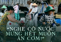 Kênh cạn khô, người miền Tây đội nắng trông ngóng từng can nước sạch: “Mọi người từ xa mang nước đến cho, quý lắm!”