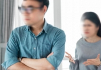 Mẹ chồng tới chơi thì thấy con trai ăn cơm một mình, biết lý do, bà sửng cồ mắng chồng tôi một trận dài 30 phút