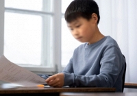 Cả nhà đi nhẹ nói khẽ, tức lộn ruột vẫn phải 'nhịn như nhịn cơm sống' khi có quý tử thi vào lớp 10