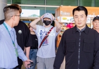 Kim Jae Joong đổ bộ Tân Sơn Nhất: Bịt kín mít vẫn cực 'hack tuổi', hóa 'chiến thần chào hỏi' từng fan một!