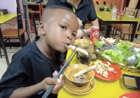 'Thánh review' Lôi Con liên tục chiếm spotlight trên kênh của Quang Linh Vlogs, biểu cảm khi ăn món nào ở Việt Nam cũng khiến dân mạng bật cười