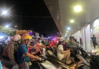 Bến xe miền Tây đông nghẹt dù đã nửa đêm: Hành khách chạy đôn đáo tìm vé xe về quê, trẻ nhỏ ngủ gục trên vai bố mẹ