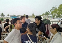 Ngày đầu nghỉ lễ 30/4: Du khách đổ về Cát Bà, ô tô xếp hàng dài chờ 3 - 4 tiếng tại bến phà