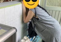 Bức ảnh bà mẹ đứng lấp ló ngoài cửa lớp học ngó con khiến dân mạng phì cười: Tưởng ai, hóa ra là một sao nữ nổi tiếng