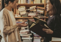 Phát hiện con gái học lớp 10 đọc sách người lớn, tôi ngăn cản nào ngờ con hét lên một câu làm tôi sợ hãi đứng tim