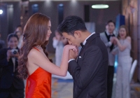  Đi ăn cưới cùng đồng nghiệp, đến cuối buổi trước đông đảo khách mời, anh bỗng quỳ xuống khiến tôi thảng thốt