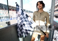 Ảnh nét căng: Lisa cực slay khi xuất hiện ở giải đua xe F1, gây chú ý với hành động giống David Beckham và Justin Bieber
