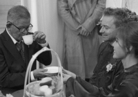 Khoảnh khắc cha Minh Tú chứng kiến con gái lấy chồng trong lễ ăn hỏi đặc biệt diễn ra trước khi ông qua đời